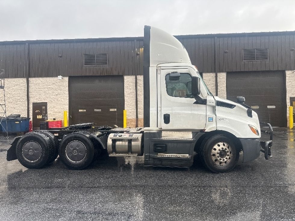 Day Cab Tractor-Heavy Duty Tractors-Freightliner-2022-T11664ST-Montgomery-NY-653,359\n\t\tmiles-$ 31,750 - Image 8