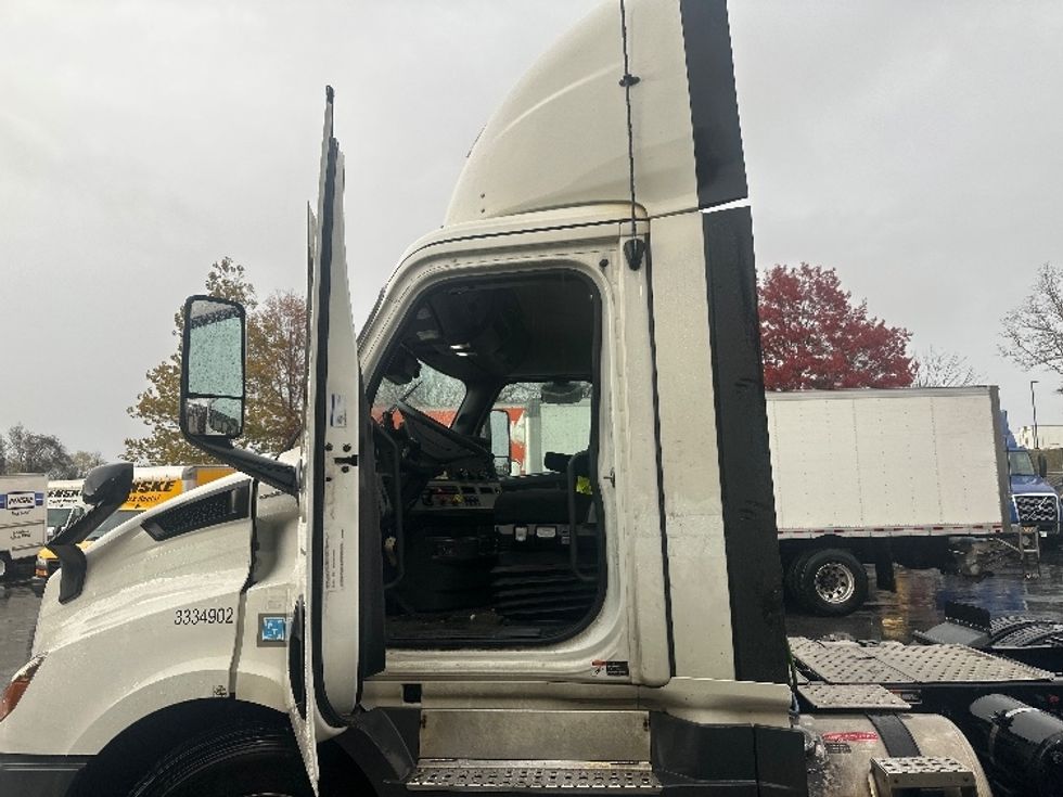 Day Cab Tractor-Heavy Duty Tractors-Freightliner-2022-T11664ST-Montgomery-NY-653,359\n\t\tmiles-$ 31,750 - Image 9