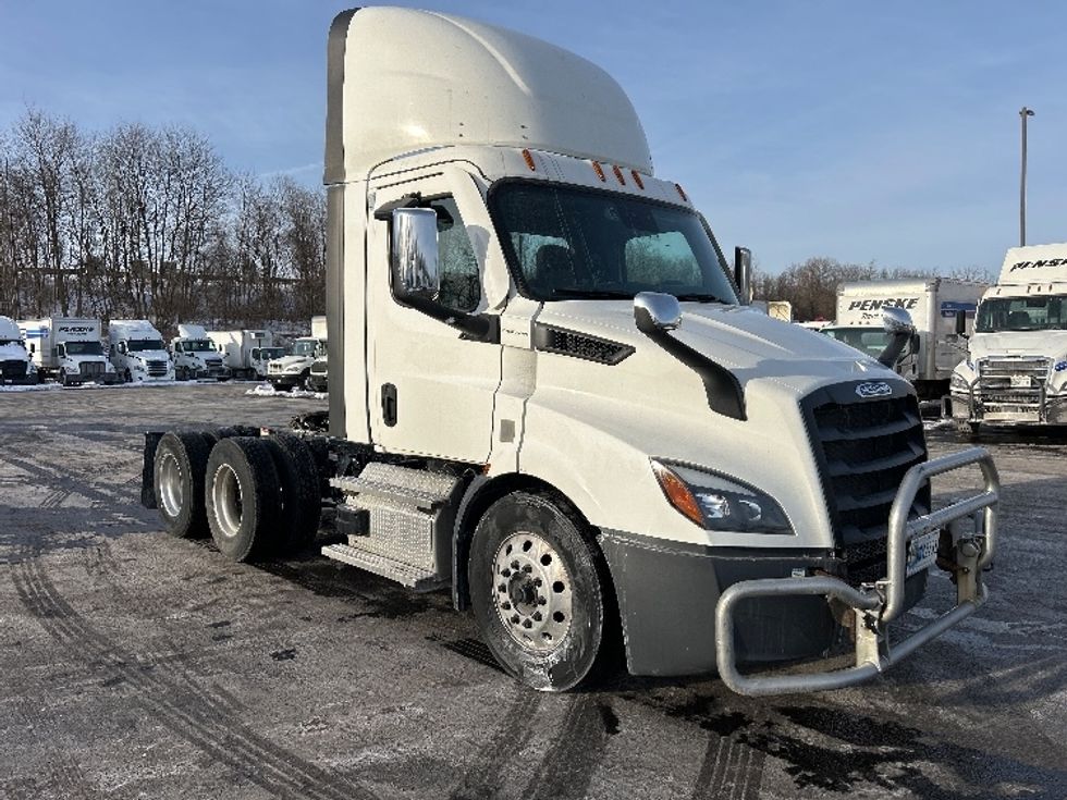 Day Cab Tractor-Heavy Duty Tractors-Freightliner-2022-T11664ST-Mount Pleasant-PA-584,945\n\t\tmiles-$ 40,250 - Image 1