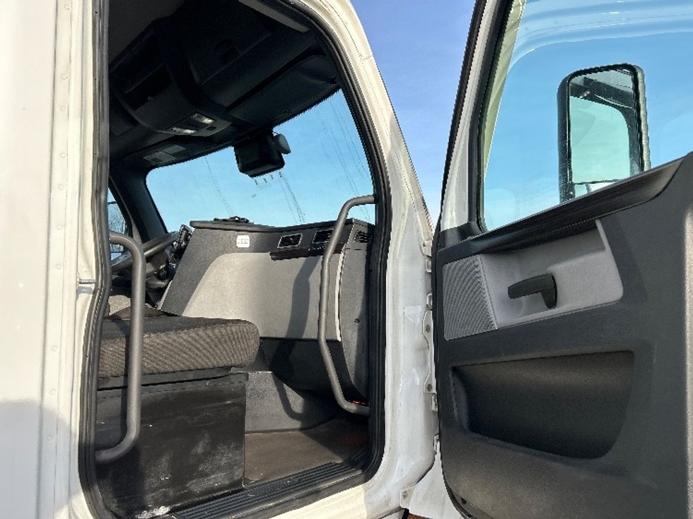 Day Cab Tractor-Heavy Duty Tractors-Freightliner-2022-T11664ST-Mount Pleasant-PA-584,945\n\t\tmiles-$ 40,250 - Image 12