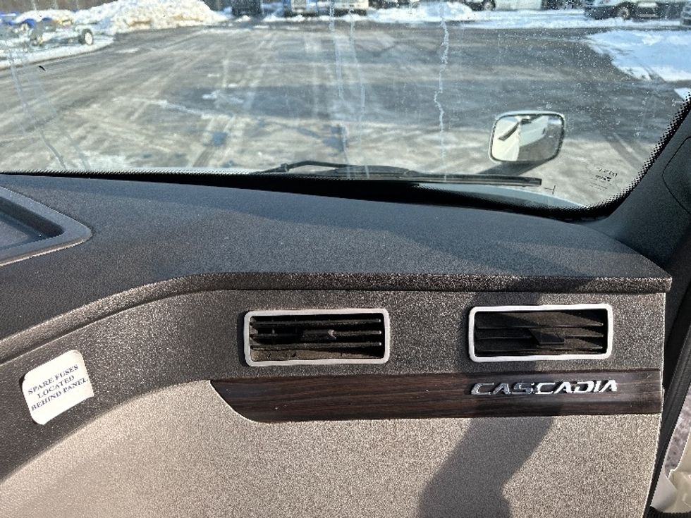 Day Cab Tractor-Heavy Duty Tractors-Freightliner-2022-T11664ST-Mount Pleasant-PA-584,945\n\t\tmiles-$ 40,250 - Image 13