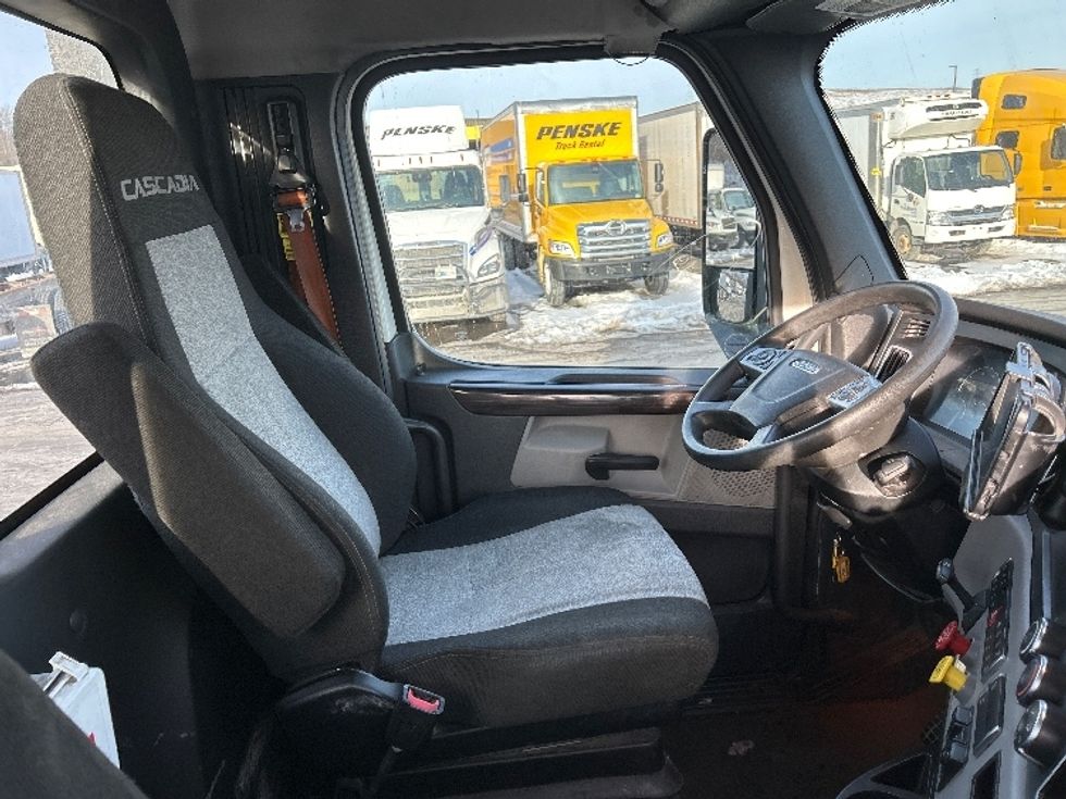 Day Cab Tractor-Heavy Duty Tractors-Freightliner-2022-T11664ST-Mount Pleasant-PA-584,945\n\t\tmiles-$ 40,250 - Image 14