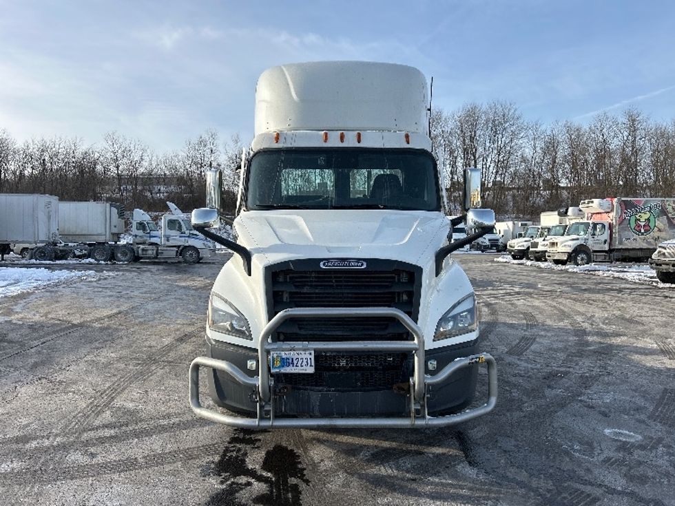 Day Cab Tractor-Heavy Duty Tractors-Freightliner-2022-T11664ST-Mount Pleasant-PA-584,945\n\t\tmiles-$ 40,250 - Image 2