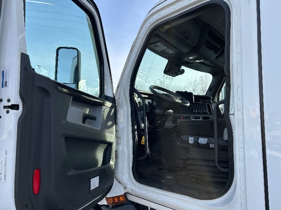 Day Cab Tractor-Heavy Duty Tractors-Freightliner-2022-T11664ST-Mount Pleasant-PA-584,945\n\t\tmiles-$ 40,250 - Image 9