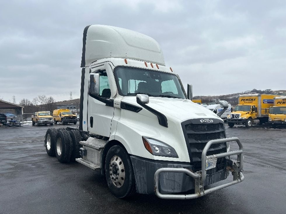Day Cab Tractor-Heavy Duty Tractors-Freightliner-2022-T11664ST-Mount Pleasant-PA-648,898\n\t\tmiles-$ 28,000 - Image 1