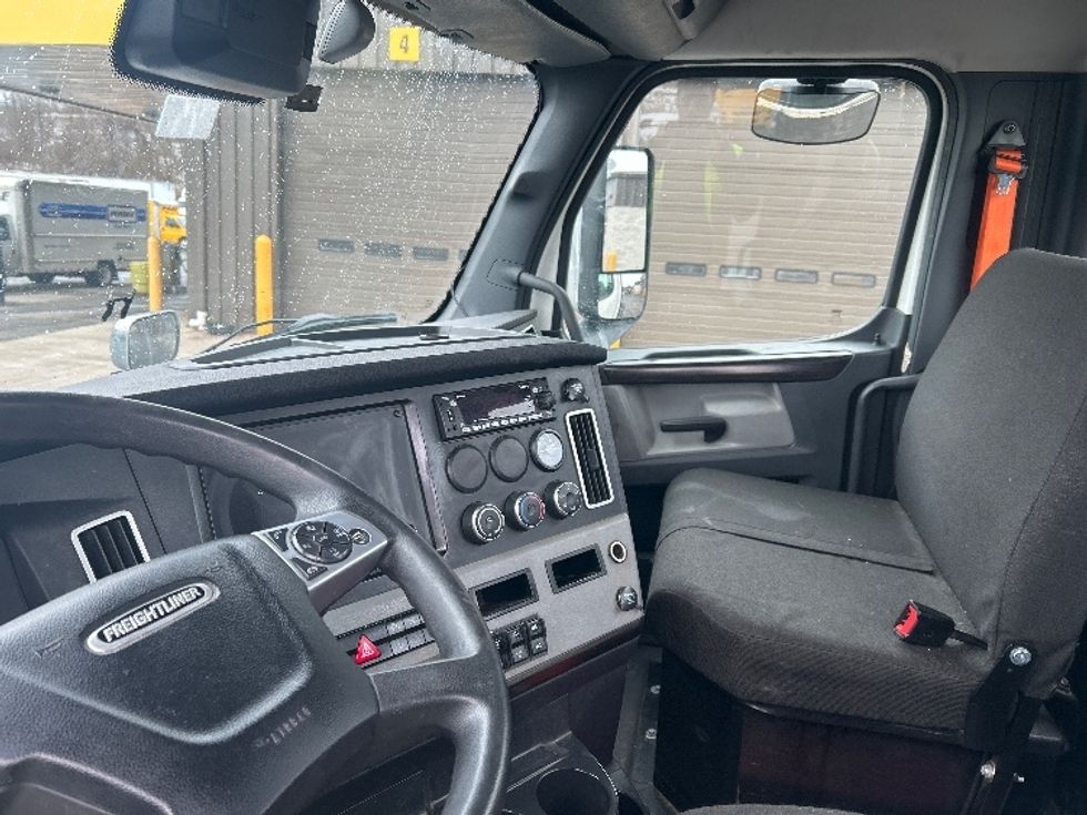 Day Cab Tractor-Heavy Duty Tractors-Freightliner-2022-T11664ST-Mount Pleasant-PA-648,898\n\t\tmiles-$ 28,000 - Image 10