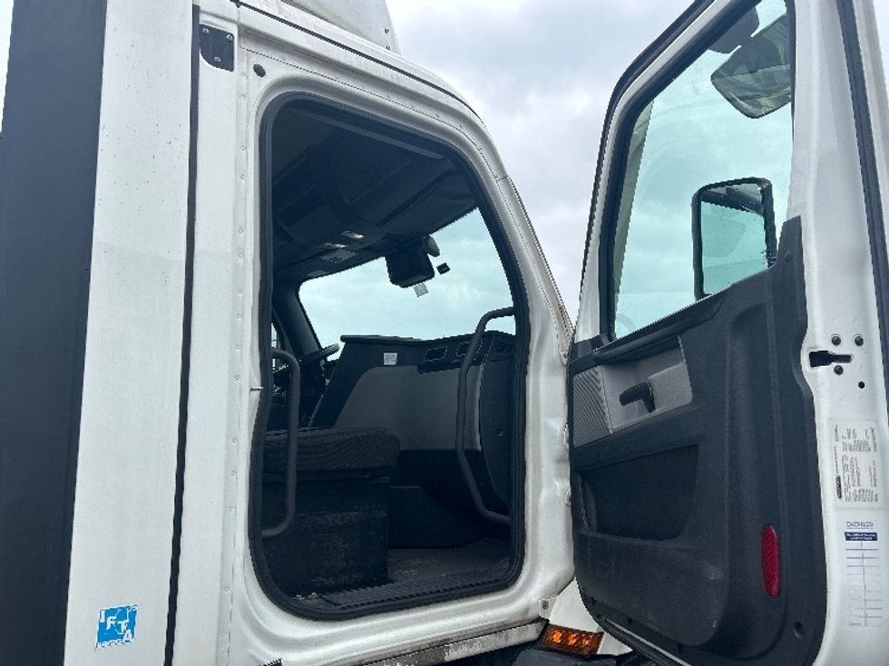 Day Cab Tractor-Heavy Duty Tractors-Freightliner-2022-T11664ST-Mount Pleasant-PA-648,898\n\t\tmiles-$ 28,000 - Image 12