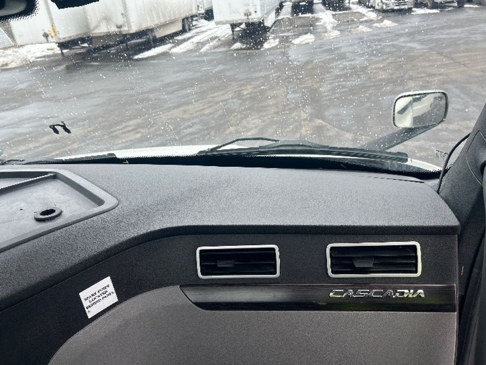 Day Cab Tractor-Heavy Duty Tractors-Freightliner-2022-T11664ST-Mount Pleasant-PA-648,898\n\t\tmiles-$ 28,000 - Image 13