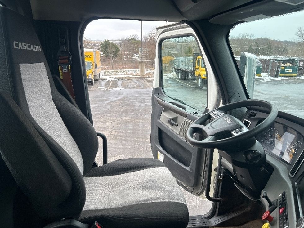 Day Cab Tractor-Heavy Duty Tractors-Freightliner-2022-T11664ST-Mount Pleasant-PA-648,898\n\t\tmiles-$ 28,000 - Image 14