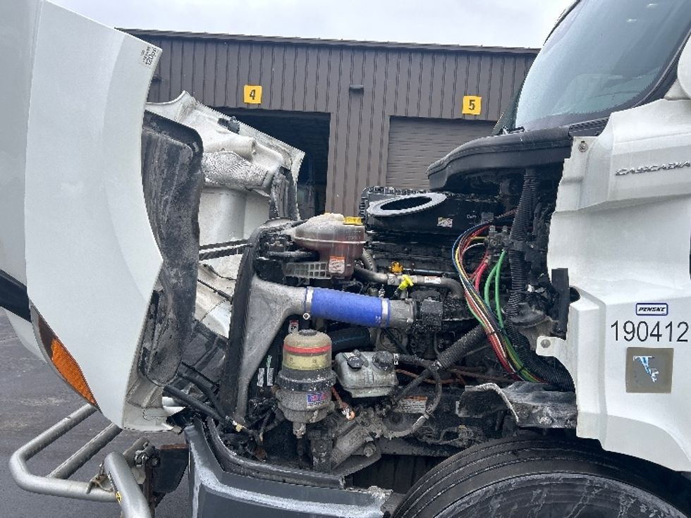 Day Cab Tractor-Heavy Duty Tractors-Freightliner-2022-T11664ST-Mount Pleasant-PA-648,898\n\t\tmiles-$ 28,000 - Image 16