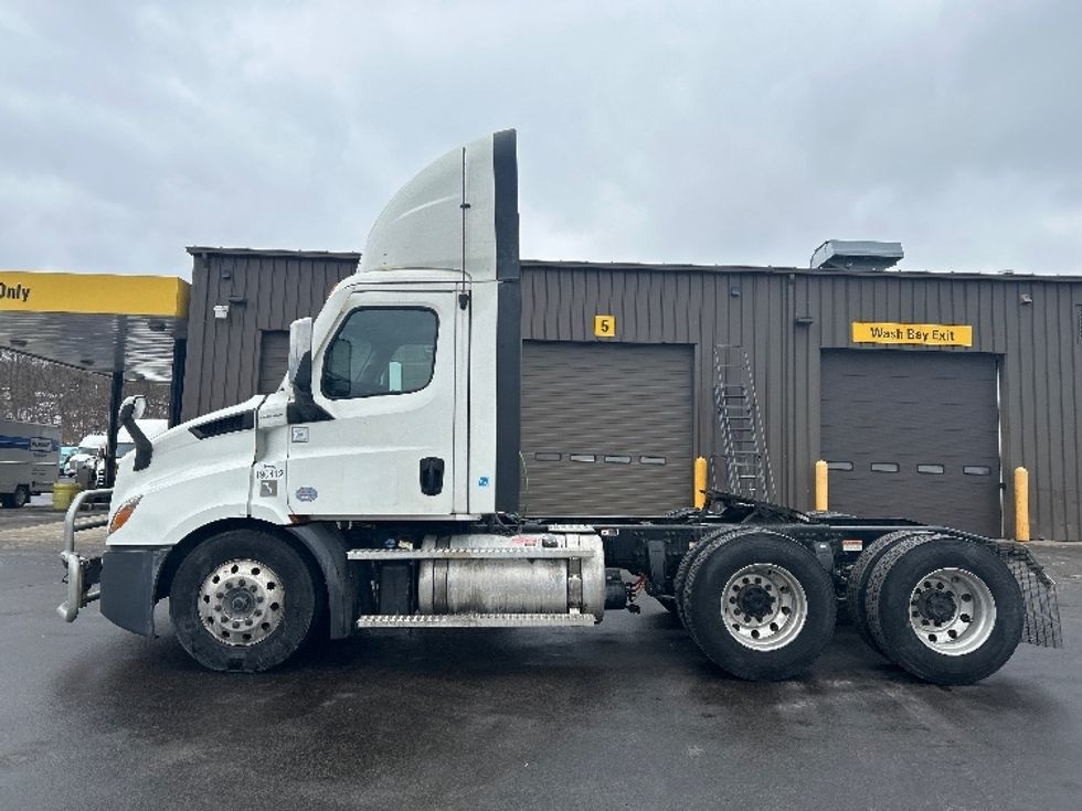 Day Cab Tractor-Heavy Duty Tractors-Freightliner-2022-T11664ST-Mount Pleasant-PA-648,898\n\t\tmiles-$ 28,000 - Image 4
