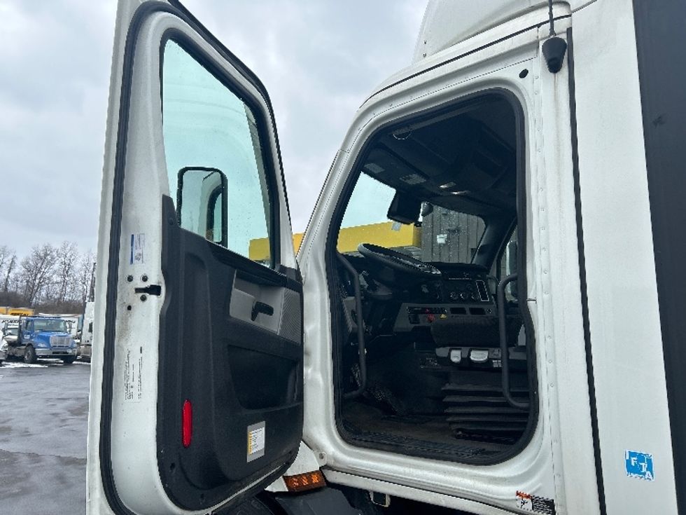 Day Cab Tractor-Heavy Duty Tractors-Freightliner-2022-T11664ST-Mount Pleasant-PA-648,898\n\t\tmiles-$ 28,000 - Image 9