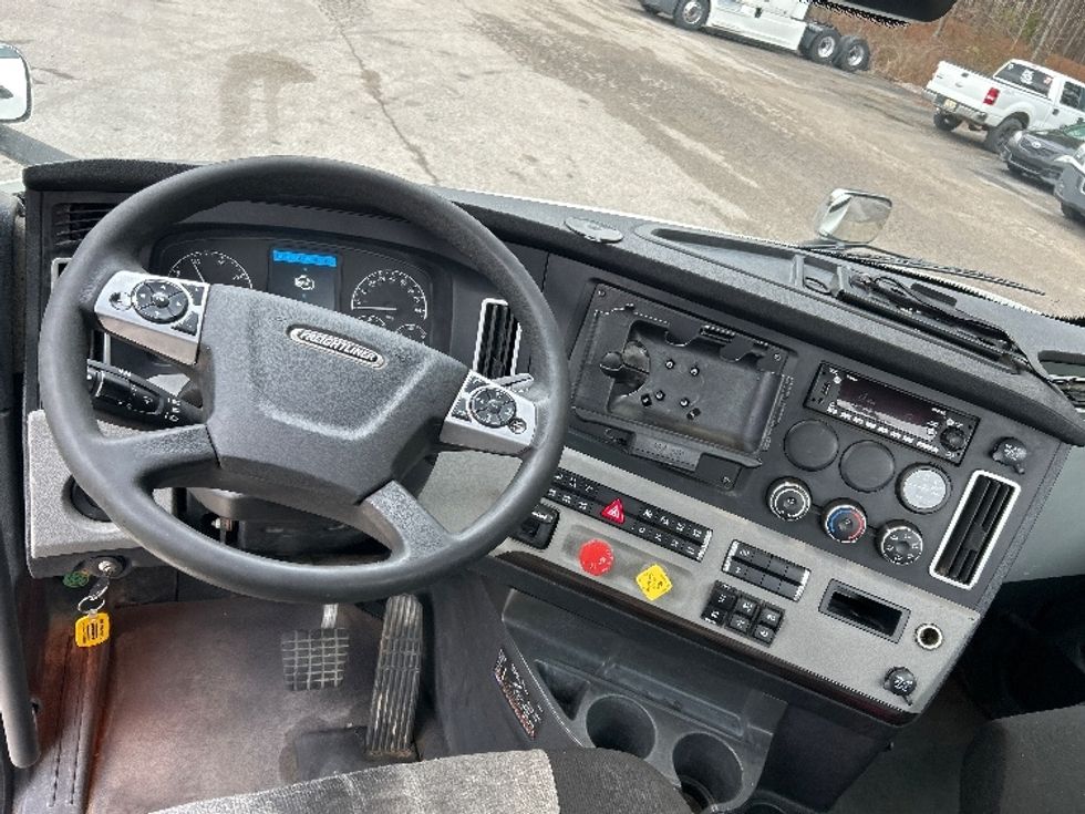 Day Cab Tractor-Heavy Duty Tractors-Freightliner-2022-T11664ST-Pell City-AL-639,438\n\t\tmiles-$ 32,250 - Image 11