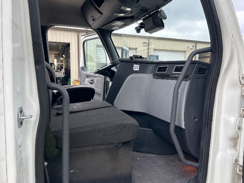 Day Cab Tractor-Heavy Duty Tractors-Freightliner-2022-T11664ST-Pell City-AL-639,438\n\t\tmiles-$ 32,250 - Image 12