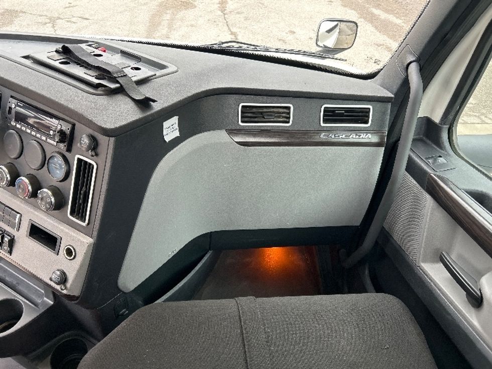 Day Cab Tractor-Heavy Duty Tractors-Freightliner-2022-T11664ST-Pell City-AL-639,438\n\t\tmiles-$ 32,250 - Image 13