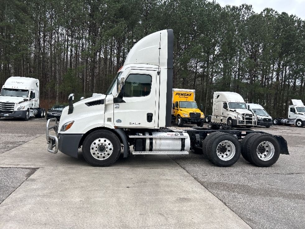Day Cab Tractor-Heavy Duty Tractors-Freightliner-2022-T11664ST-Pell City-AL-639,438\n\t\tmiles-$ 32,250 - Image 4