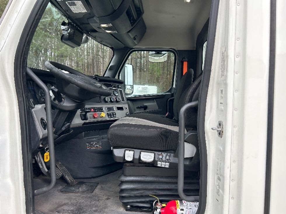 Day Cab Tractor-Heavy Duty Tractors-Freightliner-2022-T11664ST-Pell City-AL-639,438\n\t\tmiles-$ 32,250 - Image 9