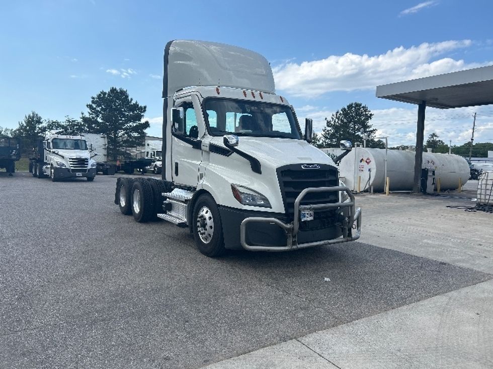 Day Cab Tractor-Heavy Duty Tractors-Freightliner-2022-T11664ST-Pell City-AL-663,163\n\t\tmiles-$ 29,250 - Image 1