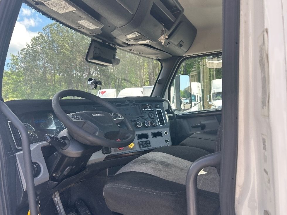 Day Cab Tractor-Heavy Duty Tractors-Freightliner-2022-T11664ST-Pell City-AL-663,163\n\t\tmiles-$ 29,250 - Image 10