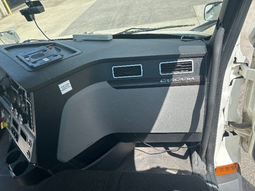 Day Cab Tractor-Heavy Duty Tractors-Freightliner-2022-T11664ST-Pell City-AL-663,163\n\t\tmiles-$ 29,250 - Image 13