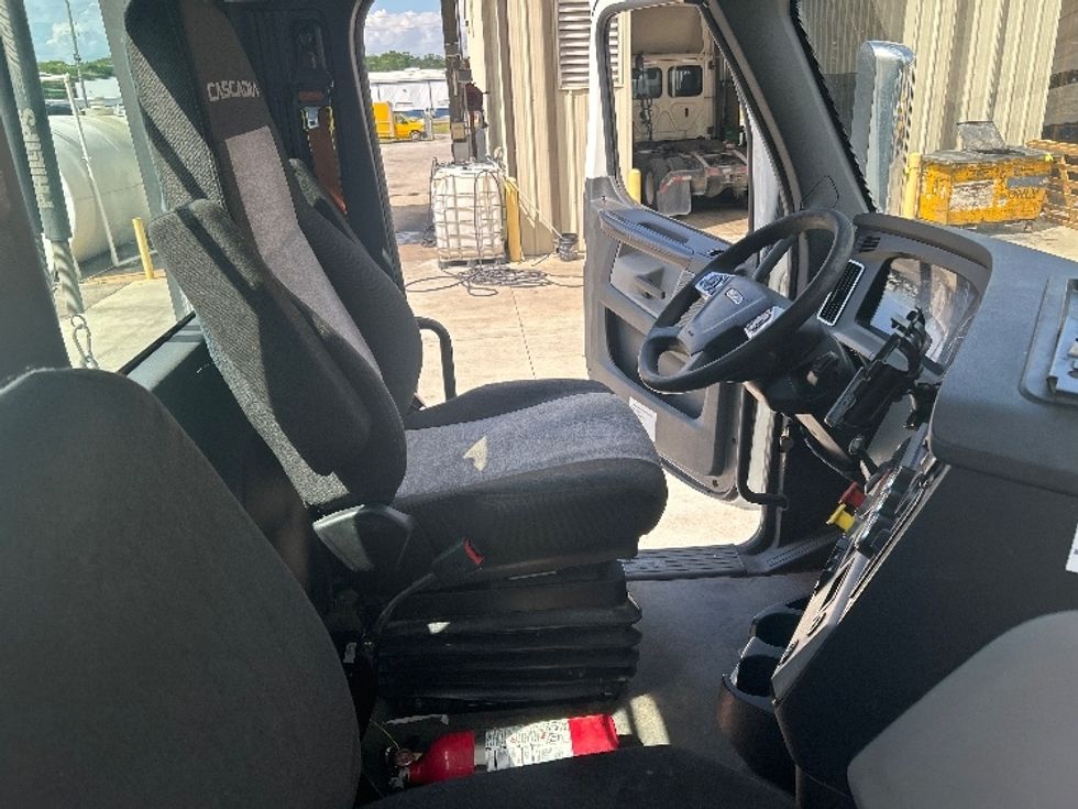 Day Cab Tractor-Heavy Duty Tractors-Freightliner-2022-T11664ST-Pell City-AL-663,163\n\t\tmiles-$ 29,250 - Image 14