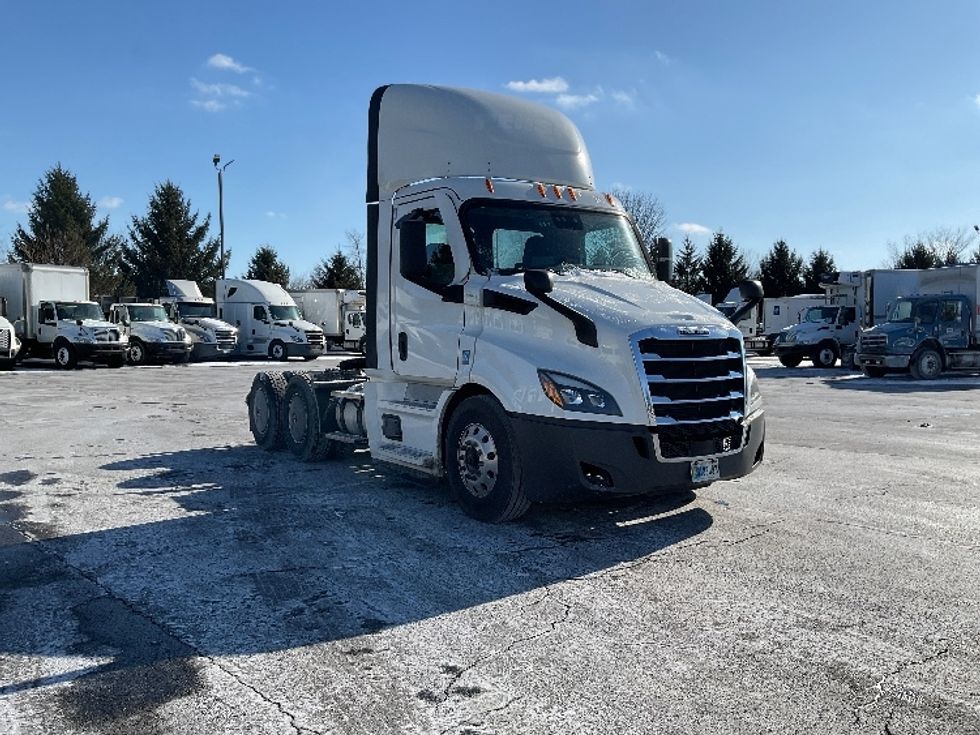 Day Cab Tractor-Heavy Duty Tractors-Freightliner-2022-T11664ST-Perrysburg-OH-641,443\n\t\tmiles-$ 28,250 - Image 1