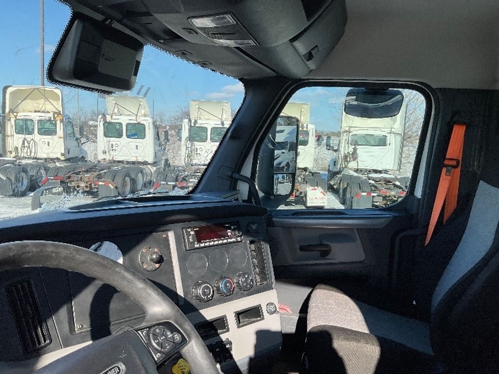Day Cab Tractor-Heavy Duty Tractors-Freightliner-2022-T11664ST-Perrysburg-OH-641,443\n\t\tmiles-$ 28,250 - Image 10
