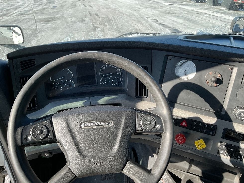 Day Cab Tractor-Heavy Duty Tractors-Freightliner-2022-T11664ST-Perrysburg-OH-641,443\n\t\tmiles-$ 28,250 - Image 11