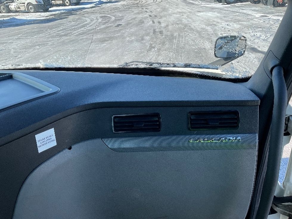 Day Cab Tractor-Heavy Duty Tractors-Freightliner-2022-T11664ST-Perrysburg-OH-641,443\n\t\tmiles-$ 28,250 - Image 13