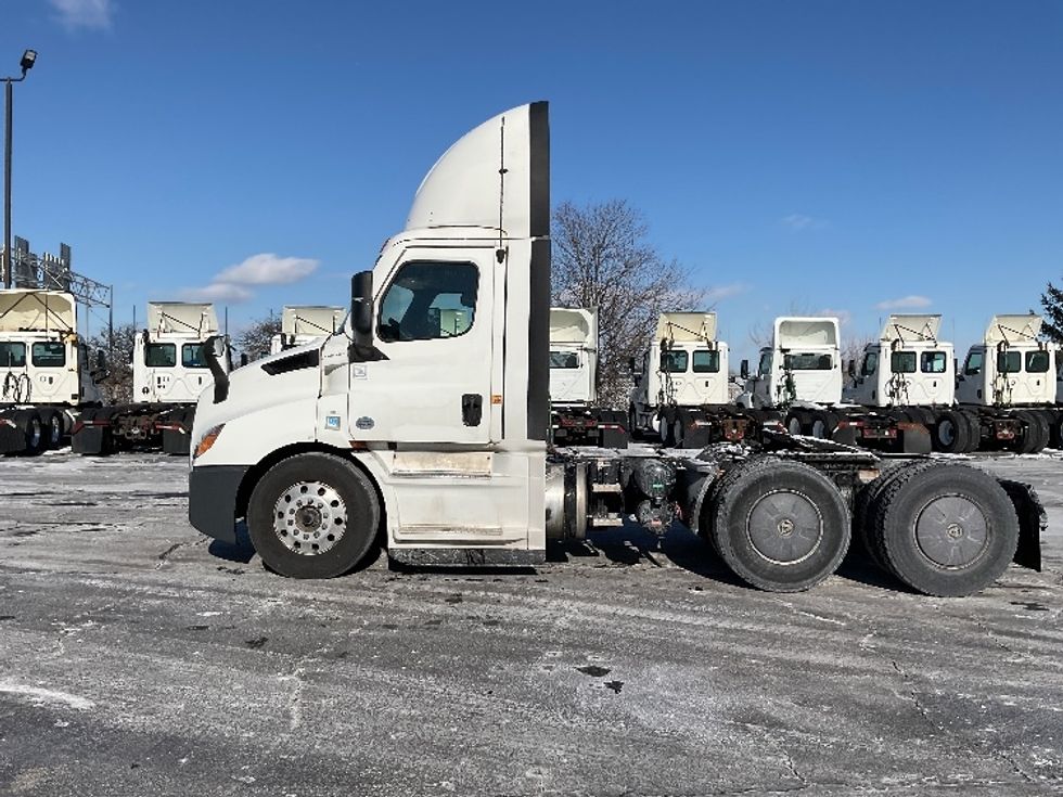 Day Cab Tractor-Heavy Duty Tractors-Freightliner-2022-T11664ST-Perrysburg-OH-641,443\n\t\tmiles-$ 28,250 - Image 4
