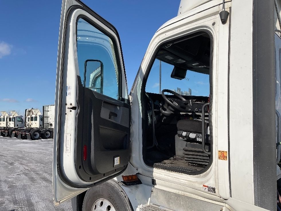 Day Cab Tractor-Heavy Duty Tractors-Freightliner-2022-T11664ST-Perrysburg-OH-641,443\n\t\tmiles-$ 28,250 - Image 9