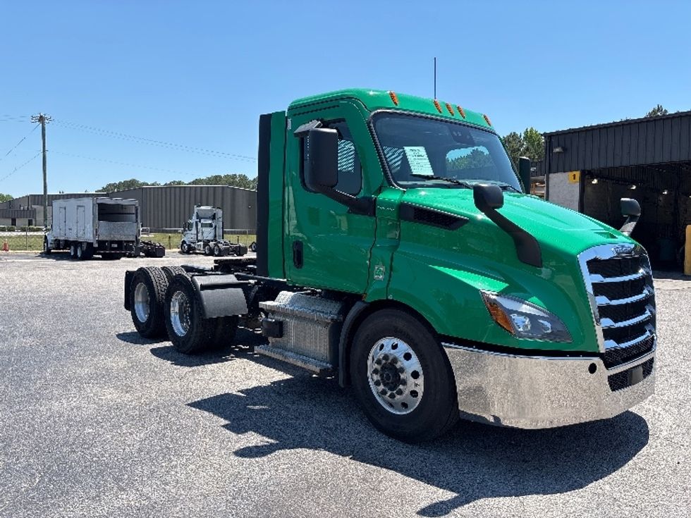 Day Cab Tractor-Heavy Duty Tractors-Freightliner-2022-T11664ST-Prince George-VA-477,388\n\t\tmiles-$ 51,750 - Image 1
