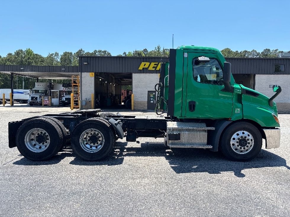 Day Cab Tractor-Heavy Duty Tractors-Freightliner-2022-T11664ST-Prince George-VA-477,388\n\t\tmiles-$ 51,750 - Image 8
