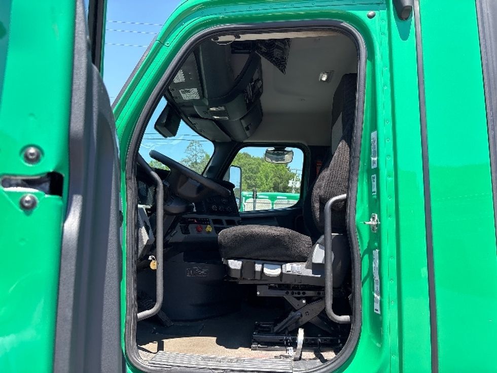 Day Cab Tractor-Heavy Duty Tractors-Freightliner-2022-T11664ST-Prince George-VA-477,388\n\t\tmiles-$ 51,750 - Image 9