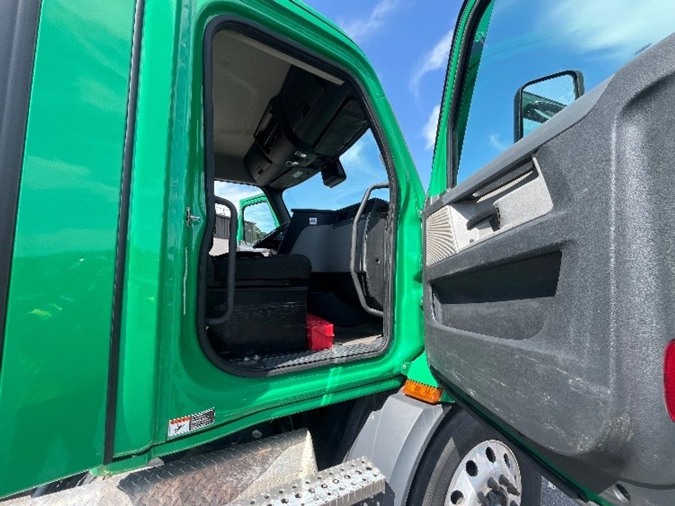 Day Cab Tractor-Heavy Duty Tractors-Freightliner-2022-T11664ST-Prince George-VA-489,238\n\t\tmiles-$ 53,500 - Image 12