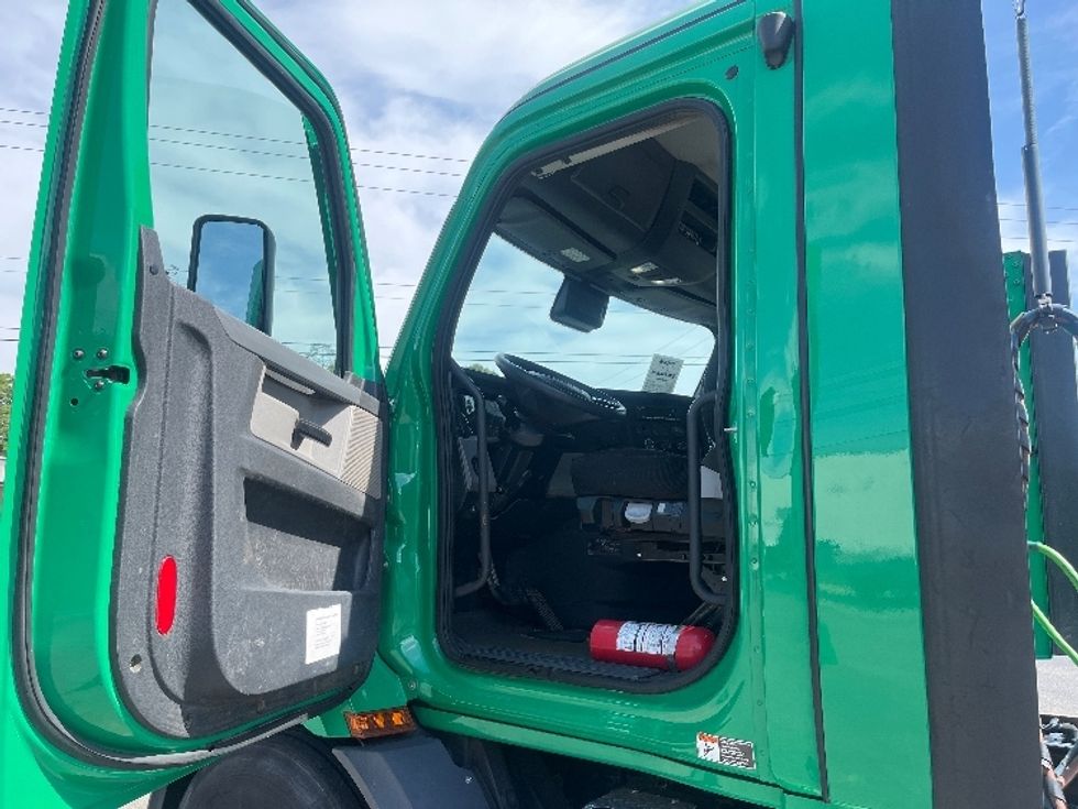Day Cab Tractor-Heavy Duty Tractors-Freightliner-2022-T11664ST-Prince George-VA-489,238\n\t\tmiles-$ 53,500 - Image 9