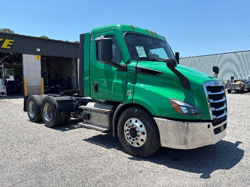 Day Cab Tractor-Heavy Duty Tractors-Freightliner-2022-T11664ST-Prince George-VA-489,867\n\t\tmiles-$ 50,500 - Image 1