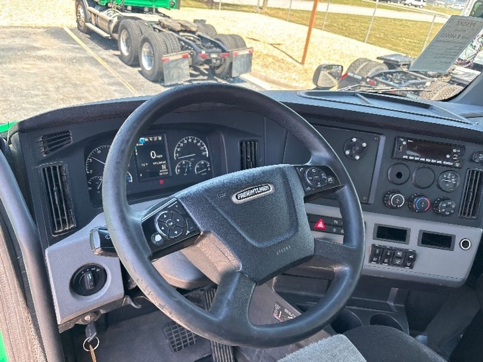 Day Cab Tractor-Heavy Duty Tractors-Freightliner-2022-T11664ST-Prince George-VA-496,369\n\t\tmiles-$ 49,750 - Image 11