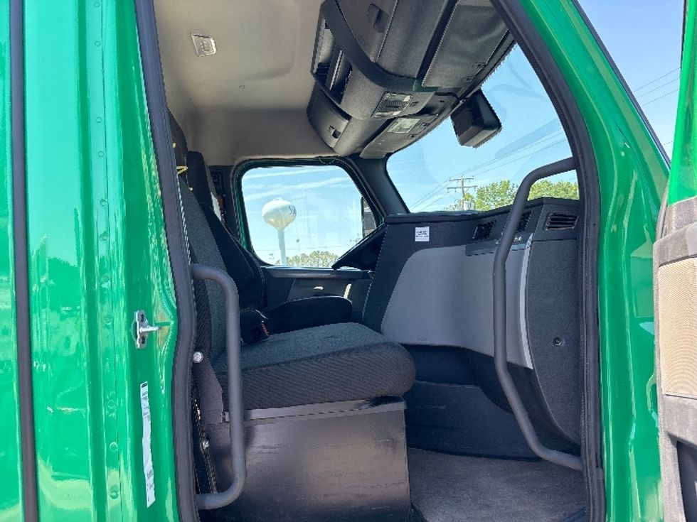 Day Cab Tractor-Heavy Duty Tractors-Freightliner-2022-T11664ST-Prince George-VA-496,369\n\t\tmiles-$ 49,750 - Image 12