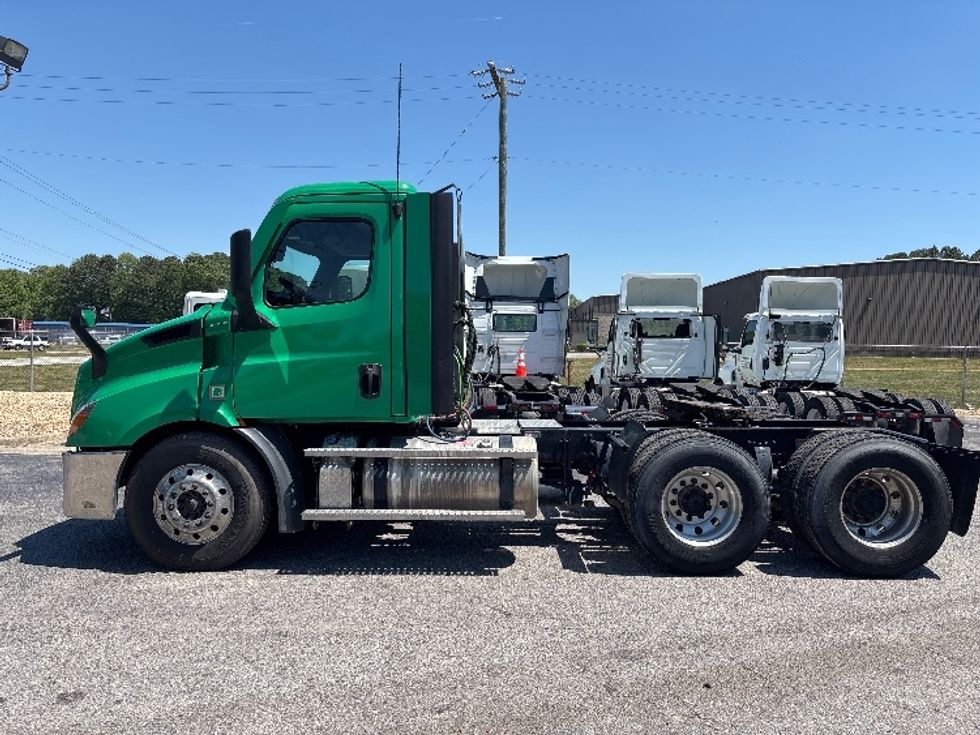 Day Cab Tractor-Heavy Duty Tractors-Freightliner-2022-T11664ST-Prince George-VA-496,369\n\t\tmiles-$ 49,750 - Image 5