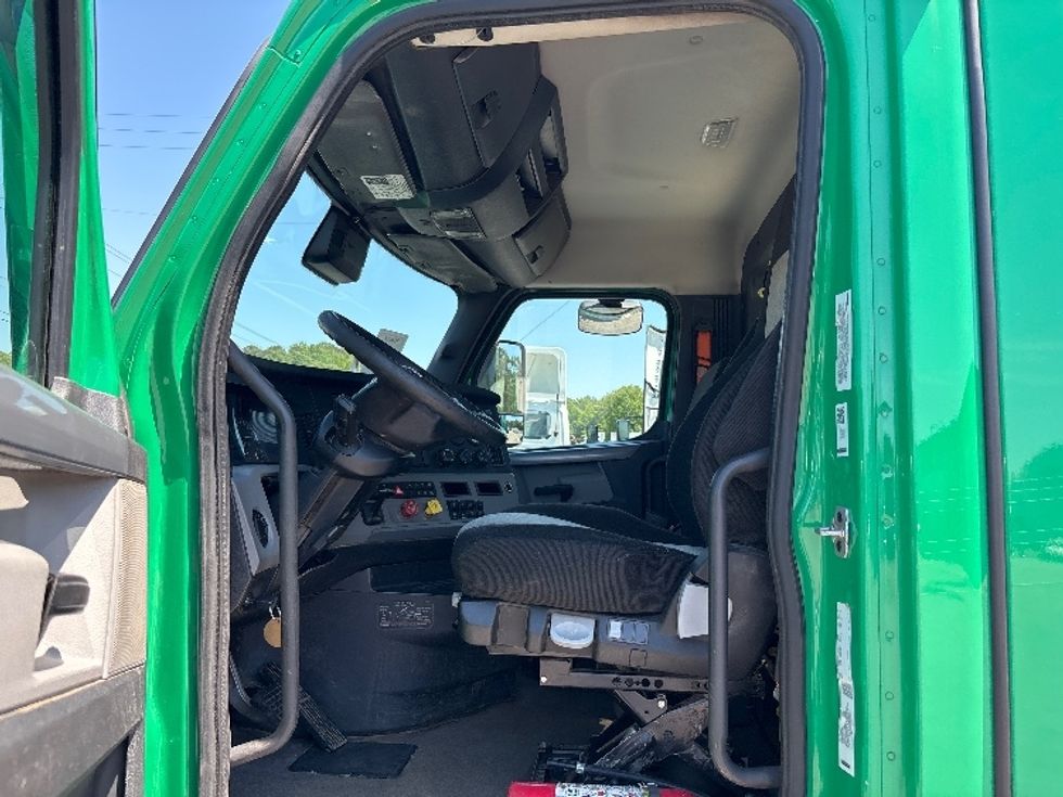 Day Cab Tractor-Heavy Duty Tractors-Freightliner-2022-T11664ST-Prince George-VA-496,369\n\t\tmiles-$ 49,750 - Image 9