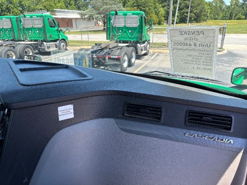 Day Cab Tractor-Heavy Duty Tractors-Freightliner-2022-T11664ST-Prince George-VA-536,128\n\t\tmiles-$ 45,750 - Image 12