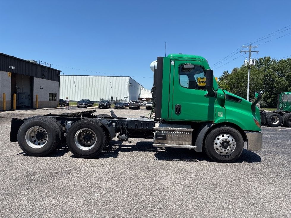 Day Cab Tractor-Heavy Duty Tractors-Freightliner-2022-T11664ST-Prince George-VA-536,128\n\t\tmiles-$ 45,750 - Image 8