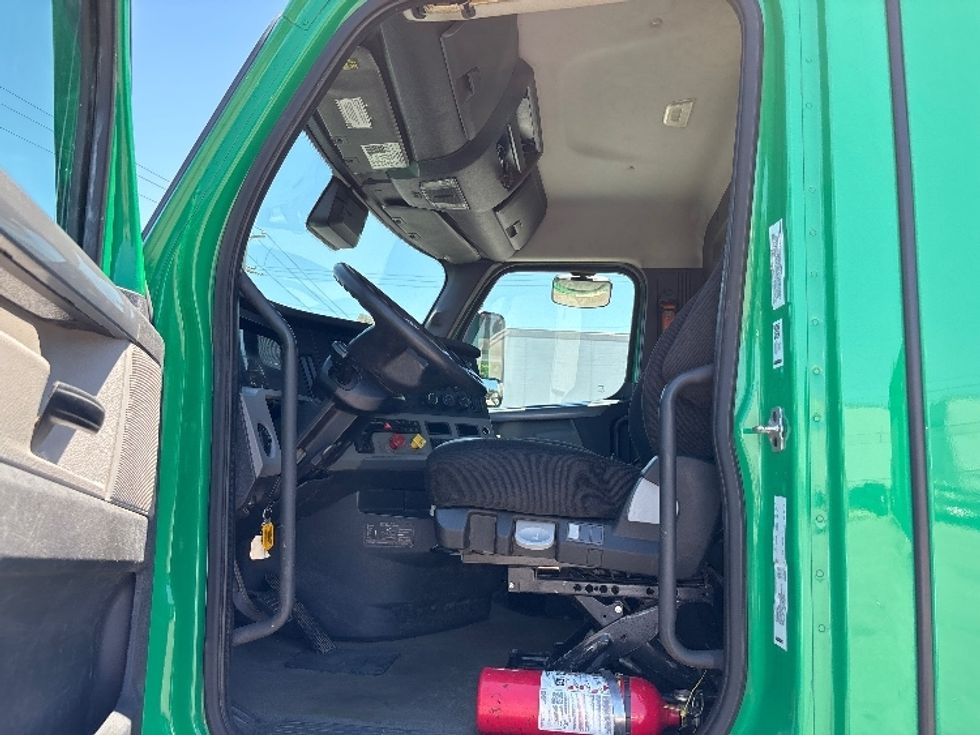 Day Cab Tractor-Heavy Duty Tractors-Freightliner-2022-T11664ST-Prince George-VA-536,128\n\t\tmiles-$ 45,750 - Image 9