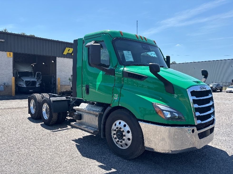 Day Cab Tractor-Heavy Duty Tractors-Freightliner-2022-T11664ST-Prince George-VA-545,060\n\t\tmiles-$ 44,750 - Image 1