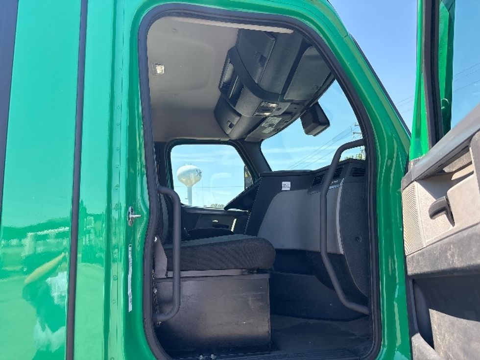 Day Cab Tractor-Heavy Duty Tractors-Freightliner-2022-T11664ST-Prince George-VA-545,060\n\t\tmiles-$ 44,750 - Image 12
