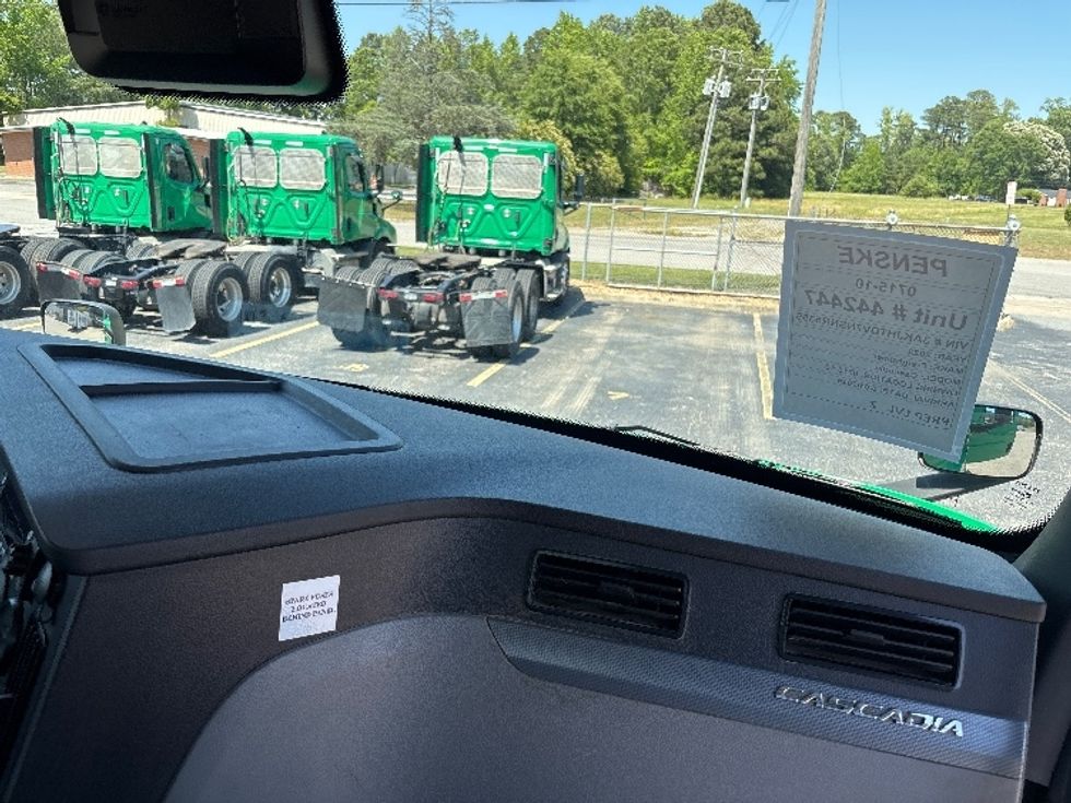Day Cab Tractor-Heavy Duty Tractors-Freightliner-2022-T11664ST-Prince George-VA-545,060\n\t\tmiles-$ 44,750 - Image 13