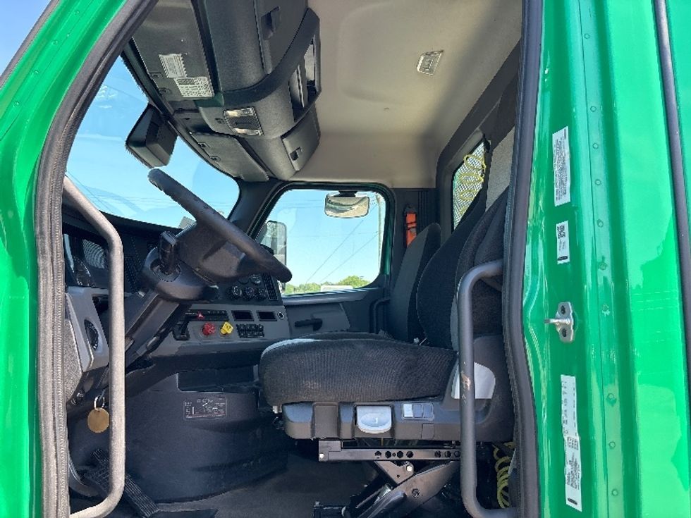 Day Cab Tractor-Heavy Duty Tractors-Freightliner-2022-T11664ST-Prince George-VA-545,060\n\t\tmiles-$ 44,750 - Image 9