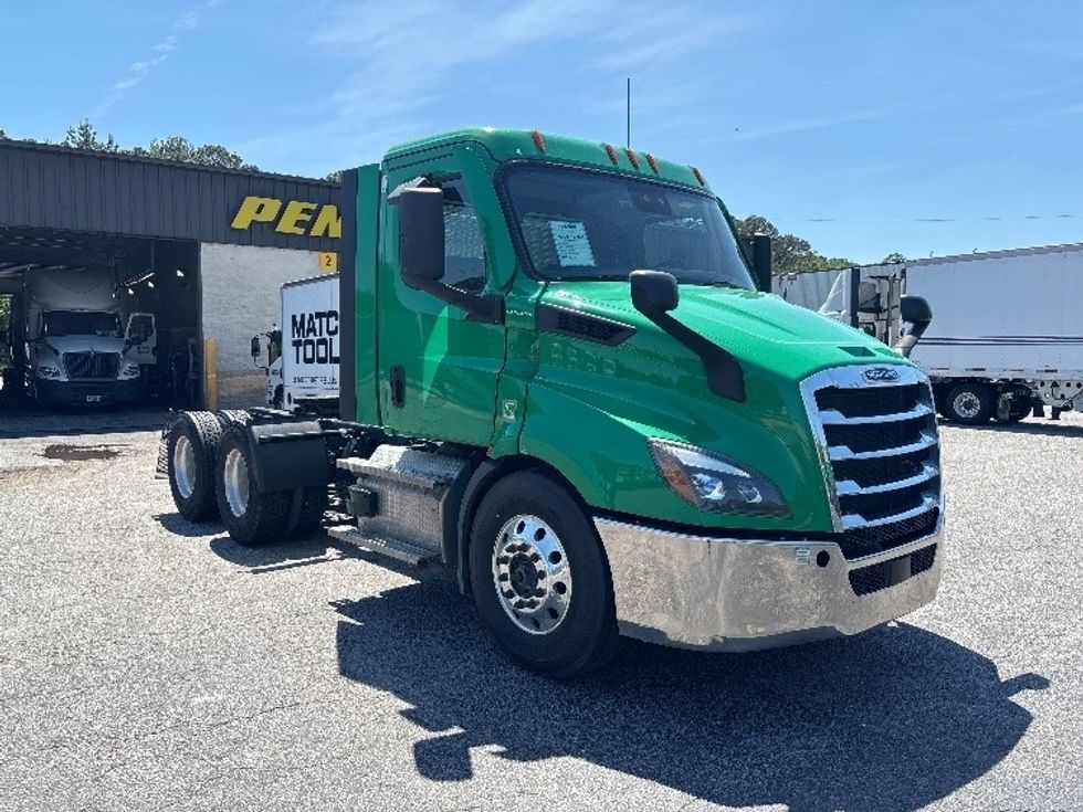 Day Cab Tractor-Heavy Duty Tractors-Freightliner-2022-T11664ST-Prince George-VA-552,178\n\t\tmiles-$ 44,000 - Image 1