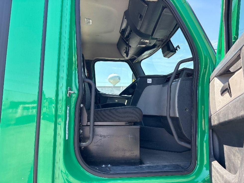 Day Cab Tractor-Heavy Duty Tractors-Freightliner-2022-T11664ST-Prince George-VA-552,178\n\t\tmiles-$ 44,000 - Image 12